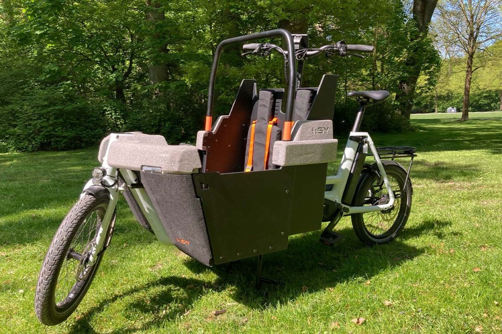Cargo-E-Bike in einem Park stehend
