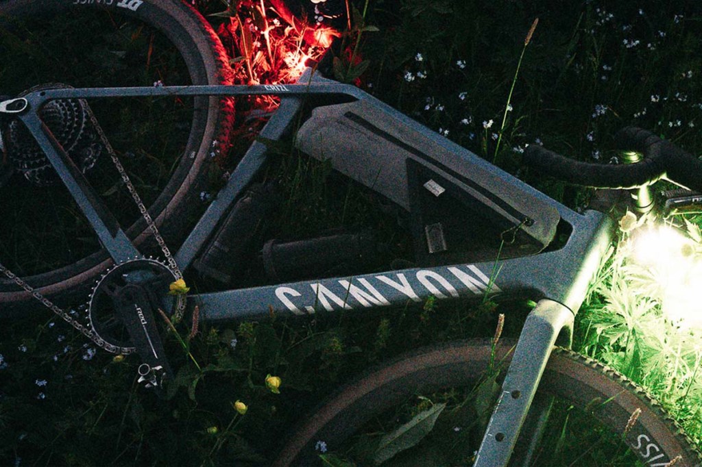 Anschnitt Fahrrad auf schwarzem Grund, im Fokus stehen Front- und Rücklicht, die besonders leistungsfähig sein sollen
