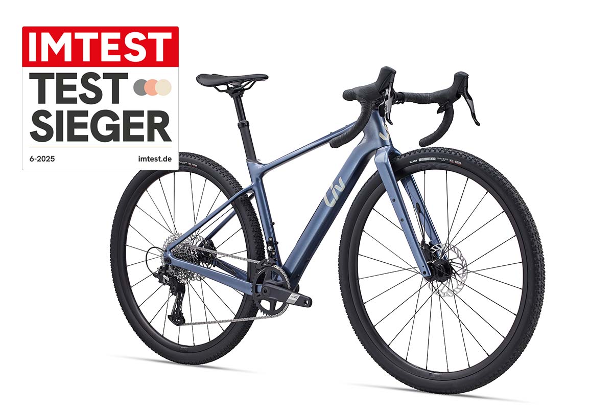 blaues Gravelbike schräg von der Seite auf weißem Grund mit Testsieger-Siegel