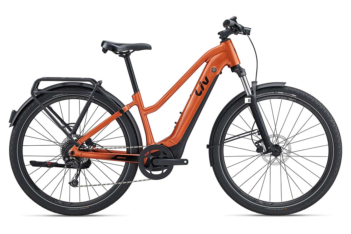 orangenes Trekking-E-Bike auf weißem Grund