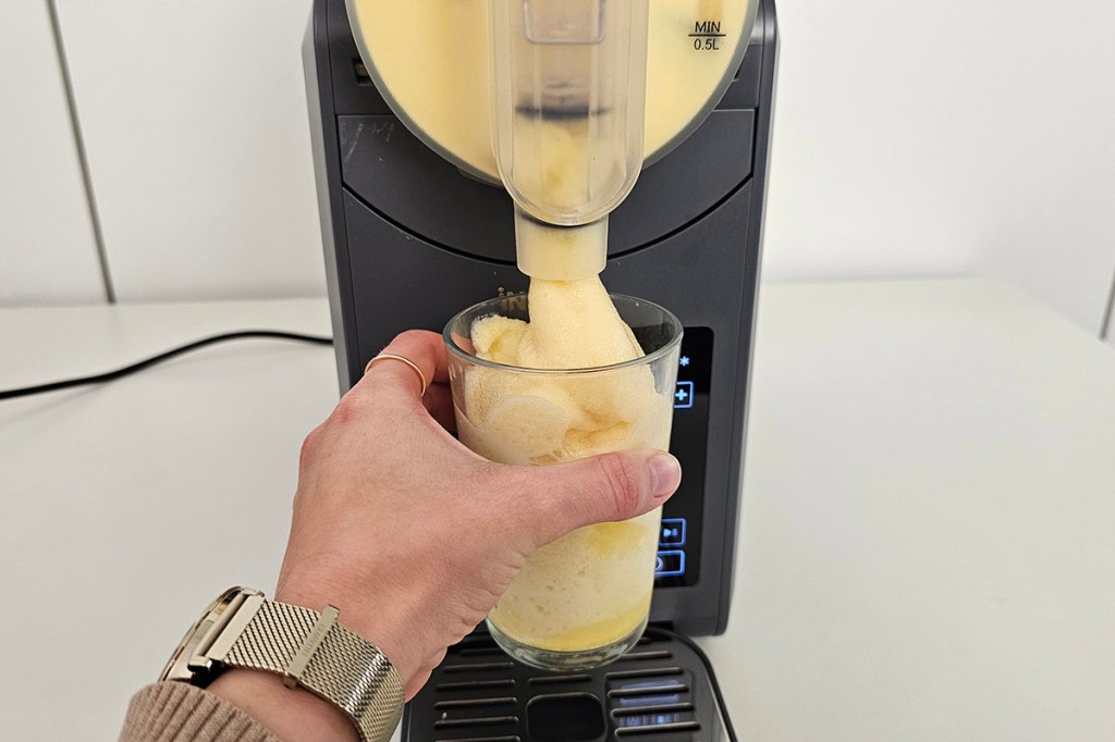 Slush kommt aus einer Maschine in ein Glas