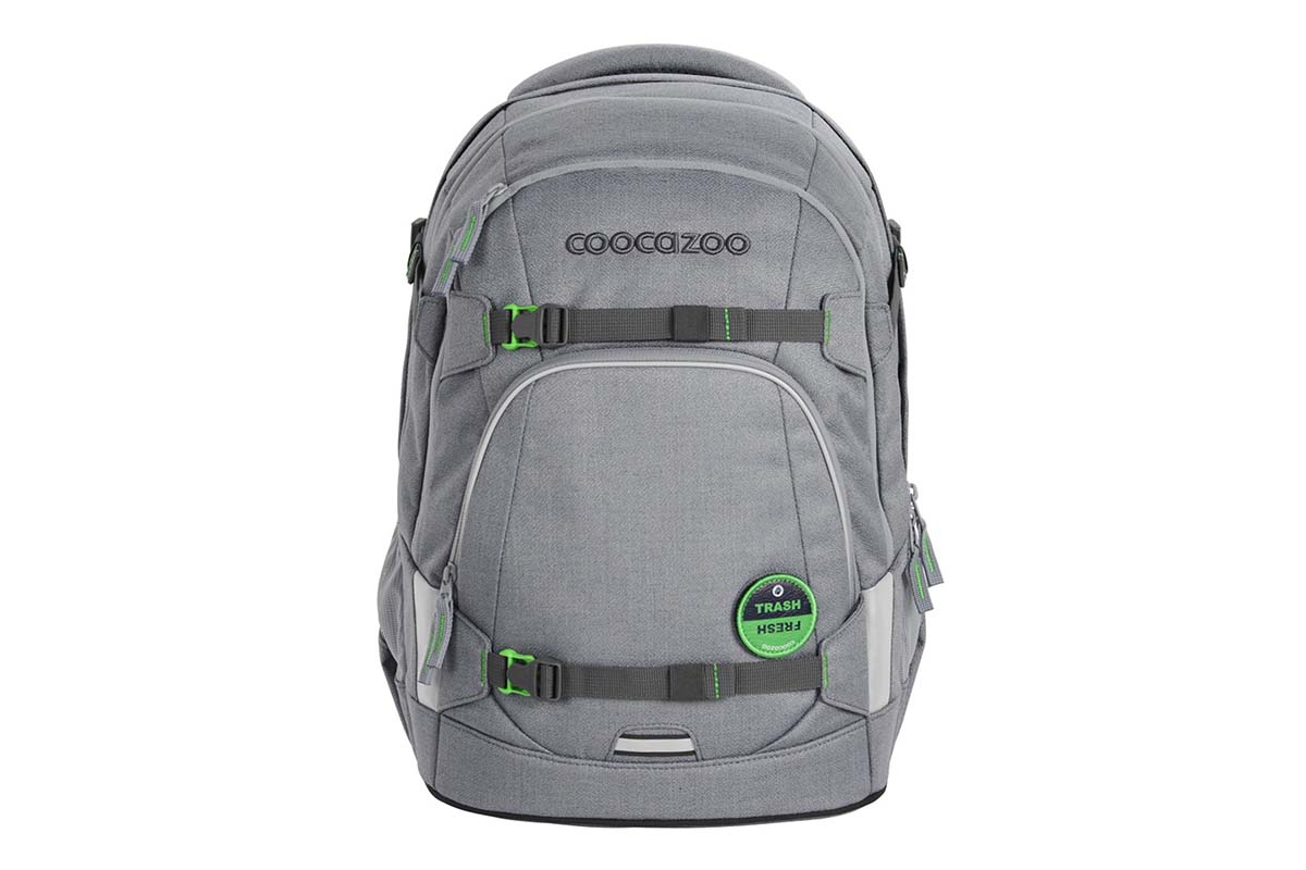 grauer Schulrucksack auf weißem Grund