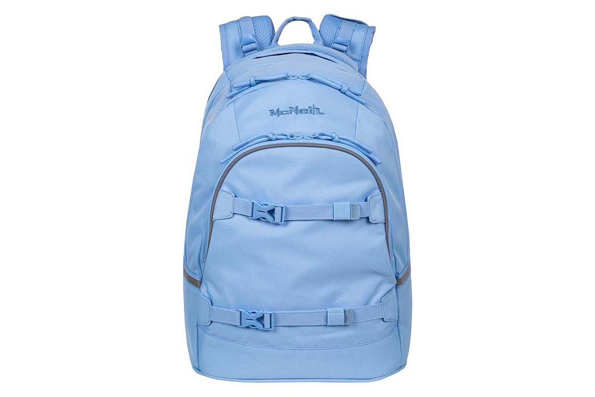 hellblauer Schulrucksack auf weißem Grund