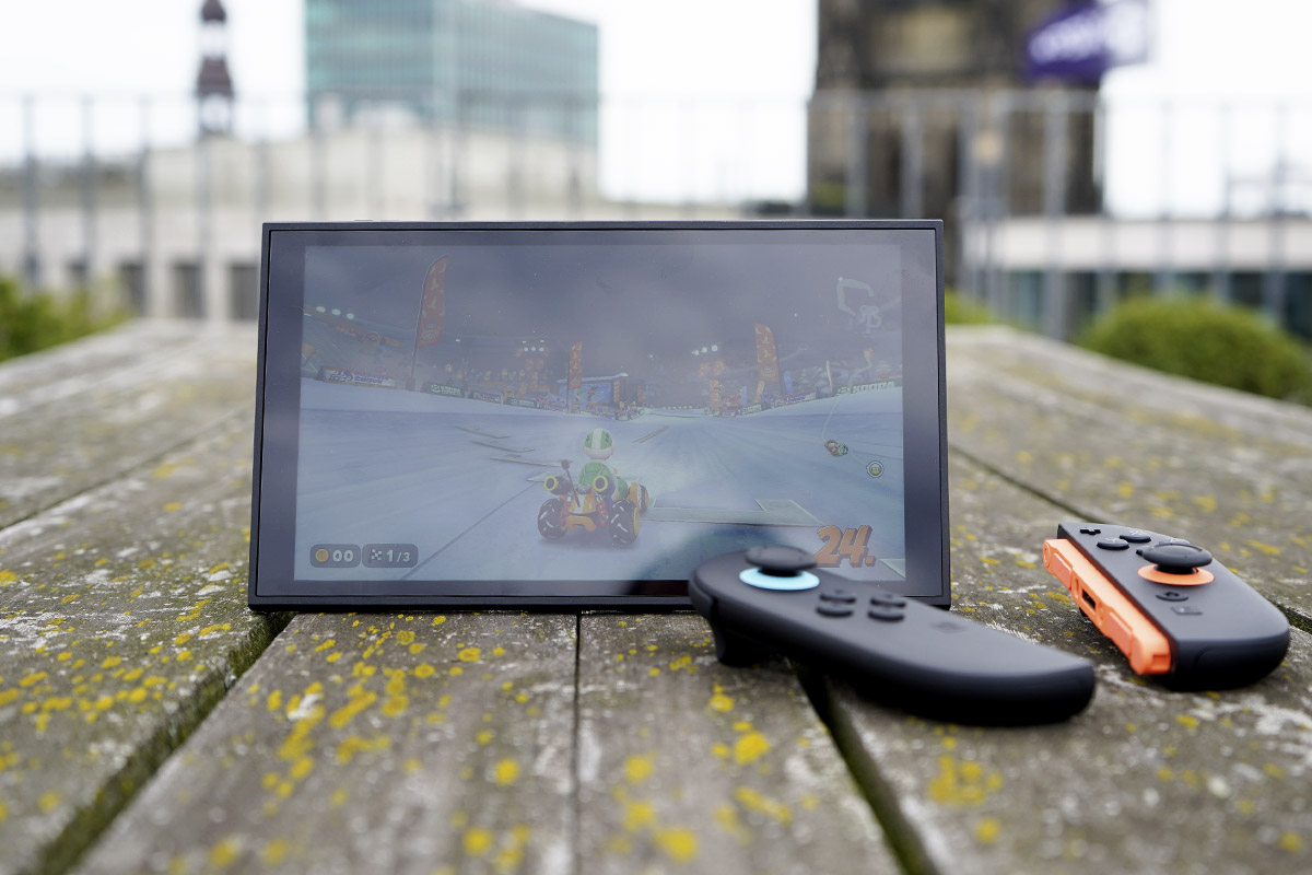 Die Nintendo Switch 2 steht auf einem Holztisch.