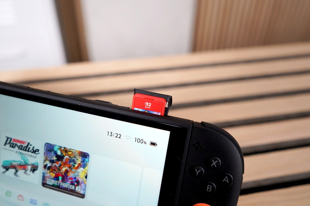 Einen Softwarekarte mit einem Spiel steckt in der Switch 2.