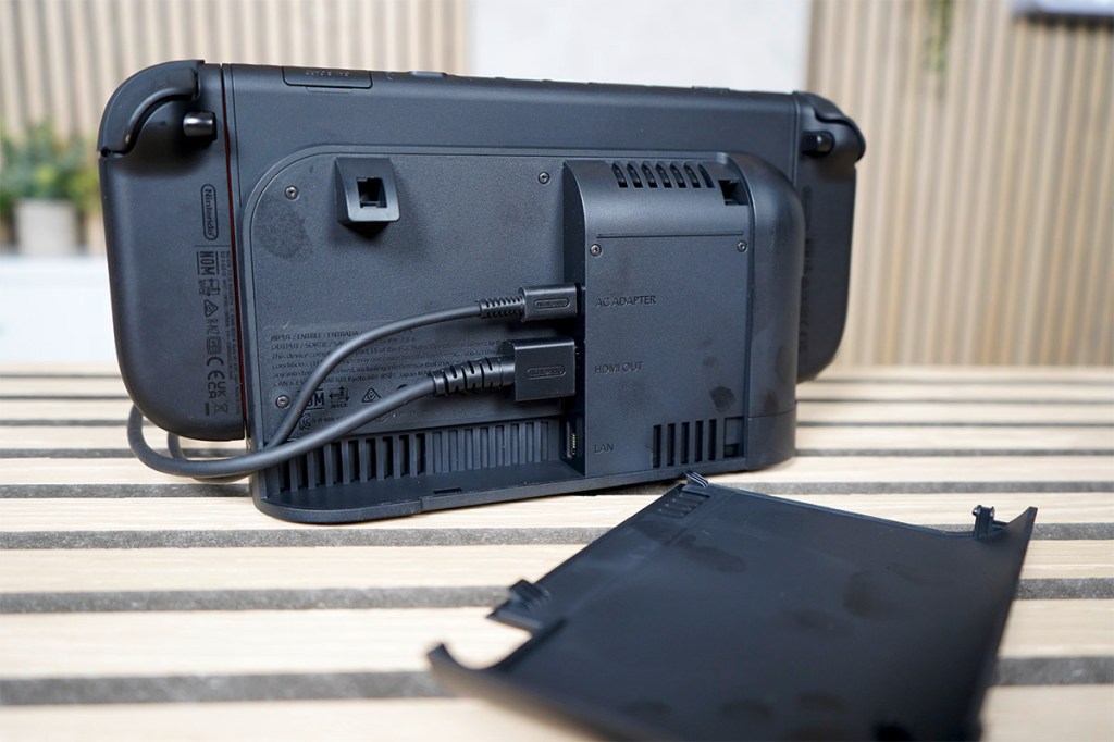 Die Rückseite des Switch Station 2 Docks mit eingesteckten Kabeln.