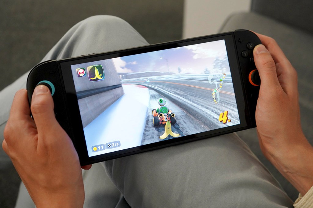 Eine Person spielt auf der Nintendo Switch 2.