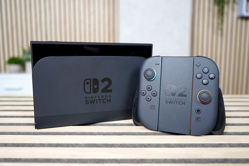 Die Switch 2 im Dock, davor die Joyy-Con 2 Halterung