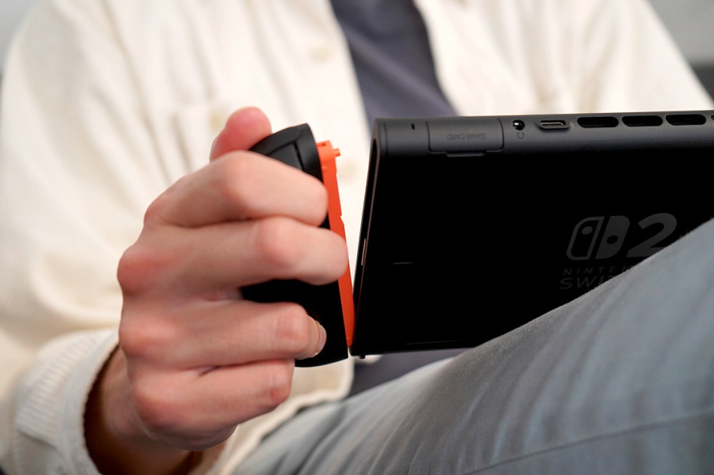 Eine Hand entfernt einen Joy-Con von der Switch 2.