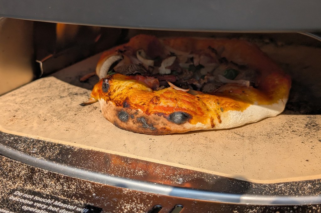 Eine Piza im Pizzaofen