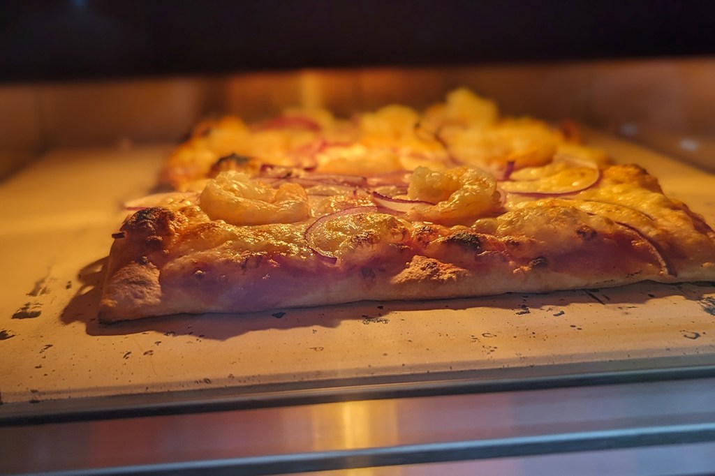 Ein Blick in den Backraum des Ooni mit Pizza