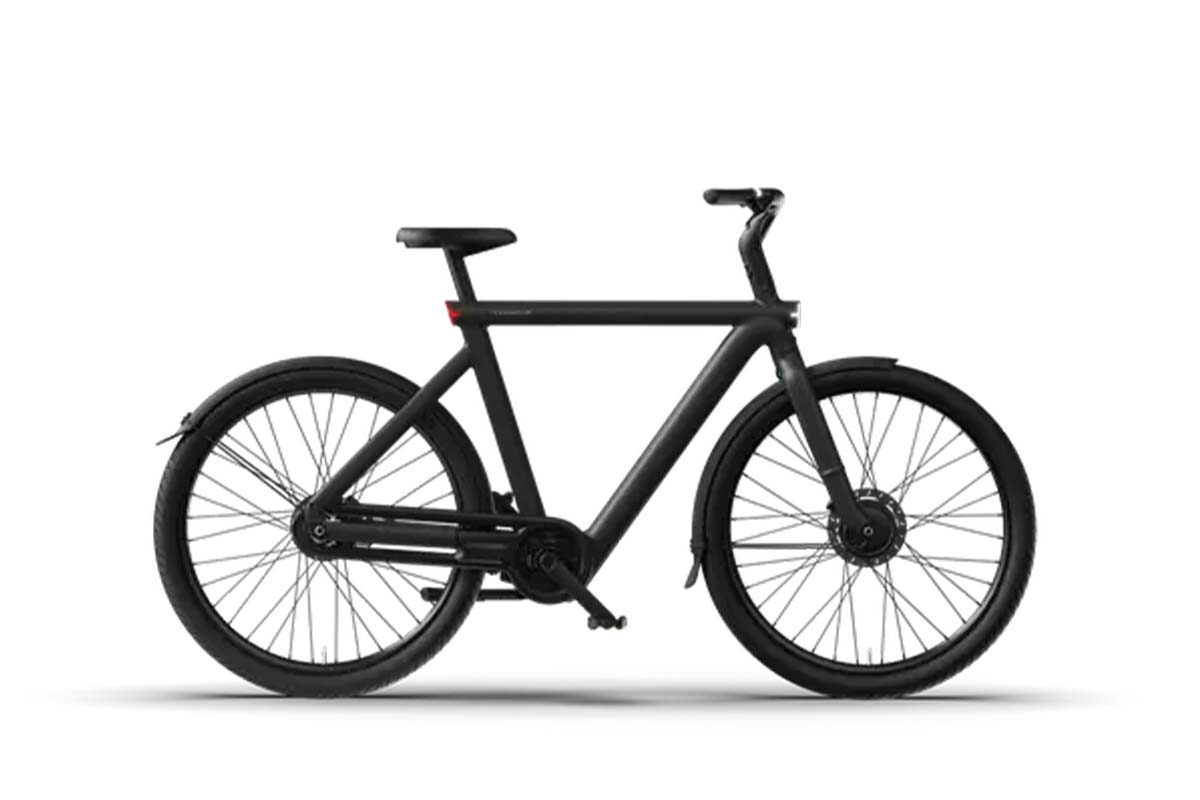 schwarzes E-Bike von der Seite auf weißem Grund