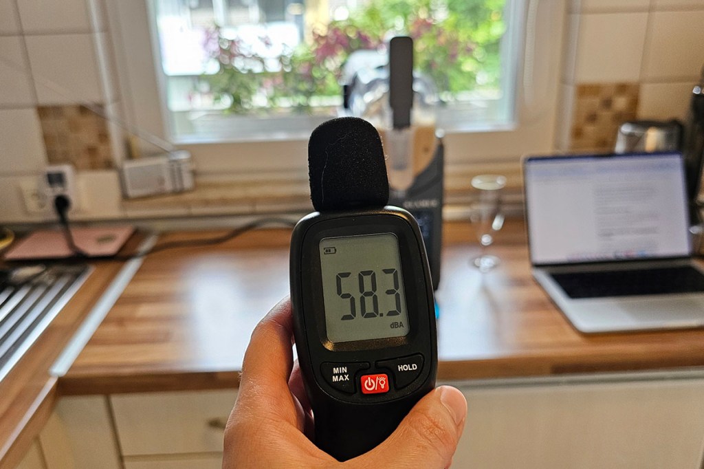 Lautstärkemessgerät vor Slush-Maschine von Klamer