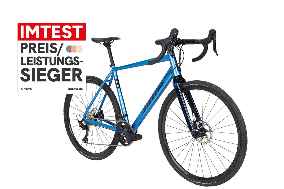 blaues Gravelbike schräg von der Seite auf weißem Grund mit Preis-Leistungssieger-Siegel