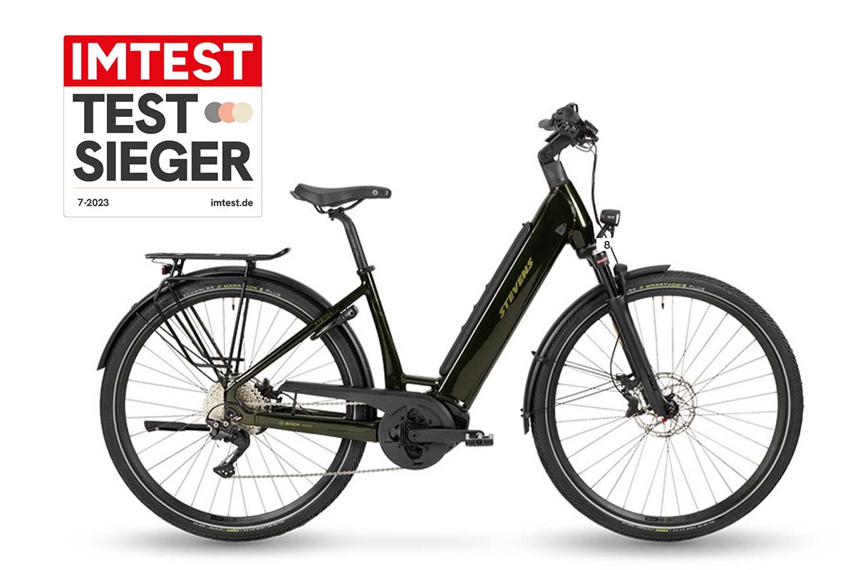 dunkelgrünes Trekking-E-Bike auf weißem Grund, dazu Testsieger Grafik