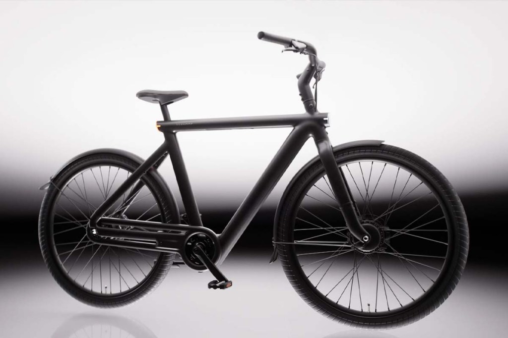 schwarzes E-Bike auf grau verlaufenden Grund