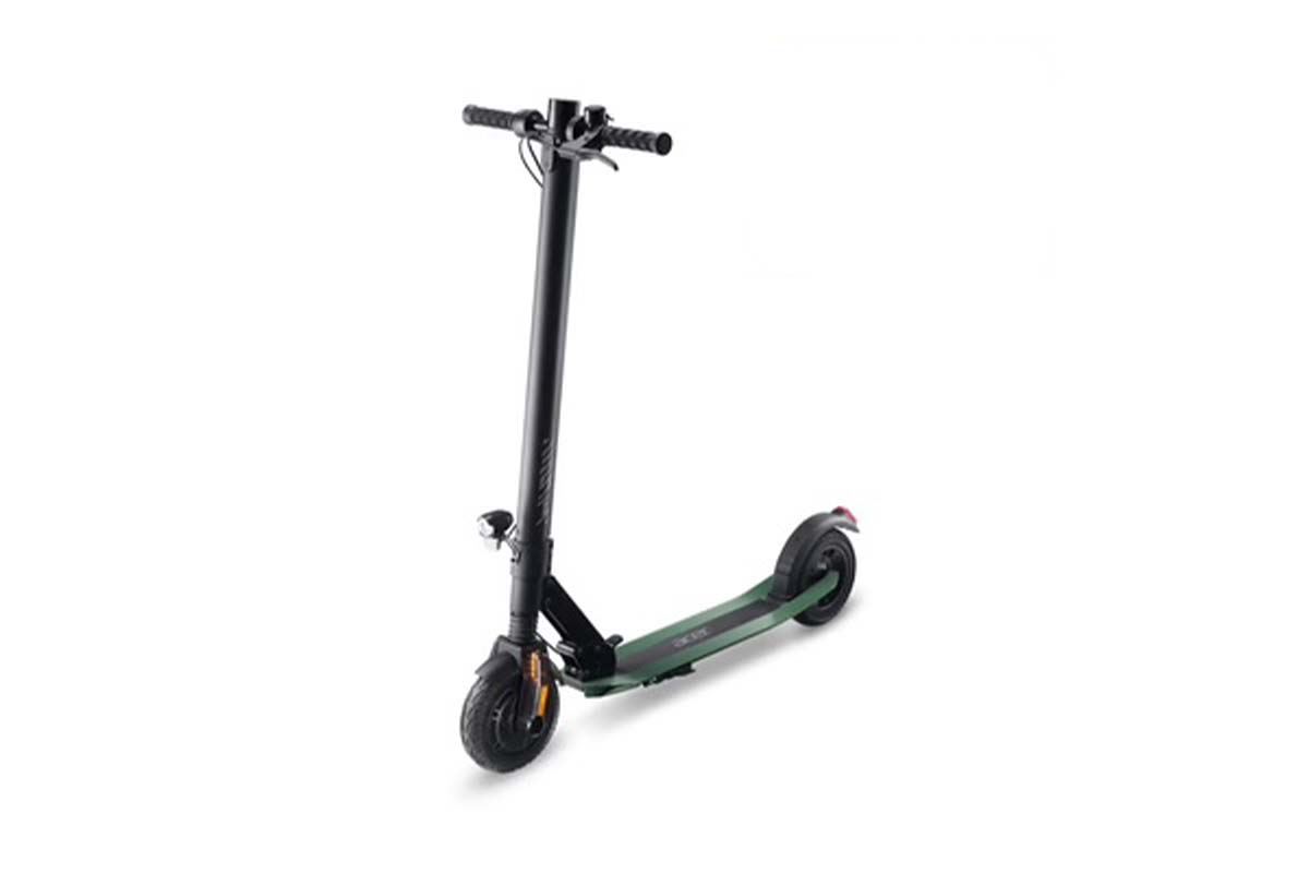 E-Scooter auf weißem Grund