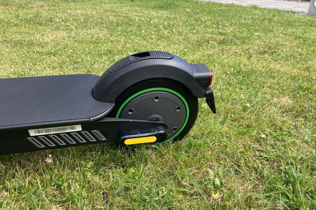 Nahaufnahme Hinterrad mit Bremse eines E-Scooter