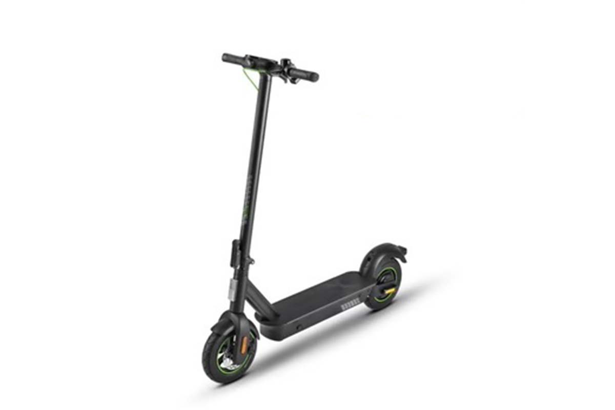 E-Scooter auf weißem Grund
