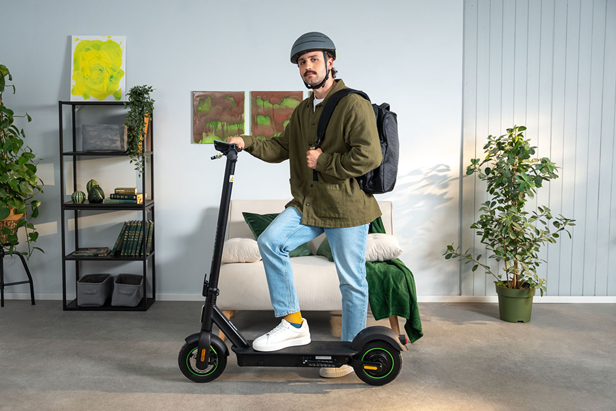 Acer Scooter im Wohnzimmer nach dem Auspacken