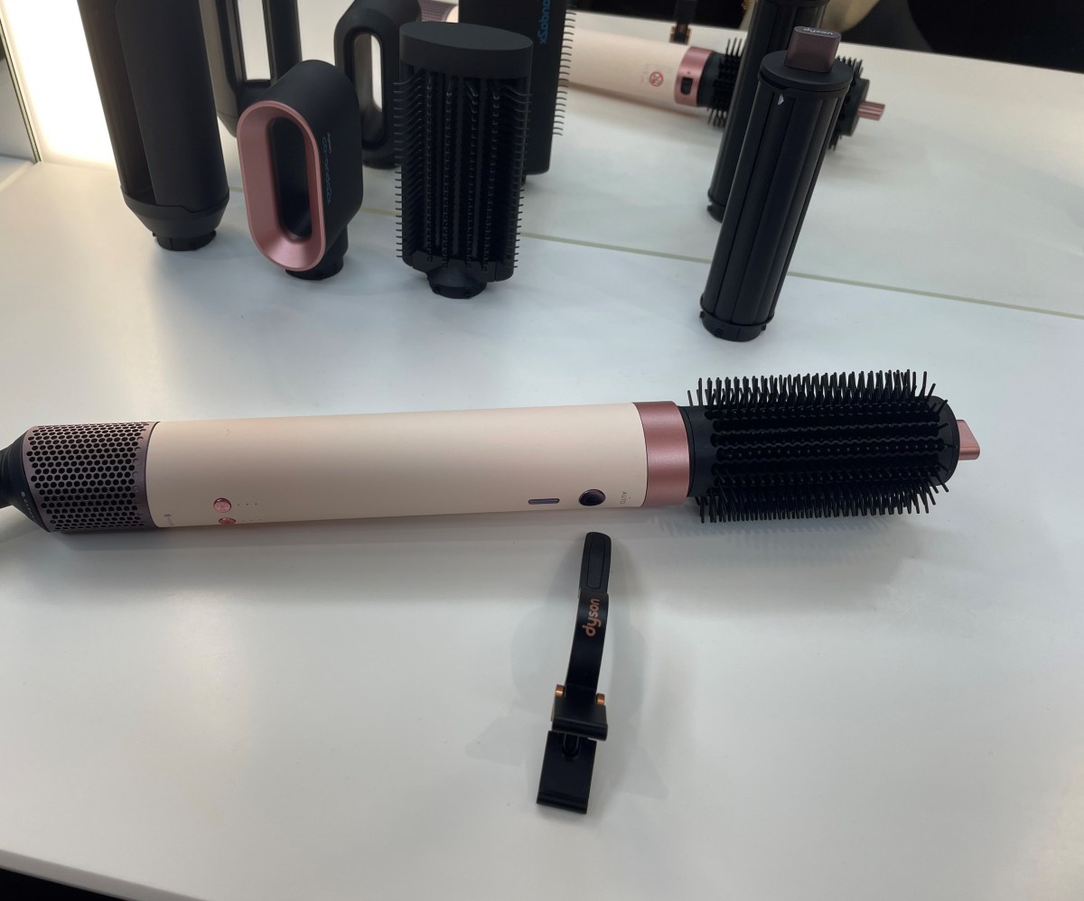 Dyson Airwrap Co-anda 2x mit Aufsätzen auf einem Tisch