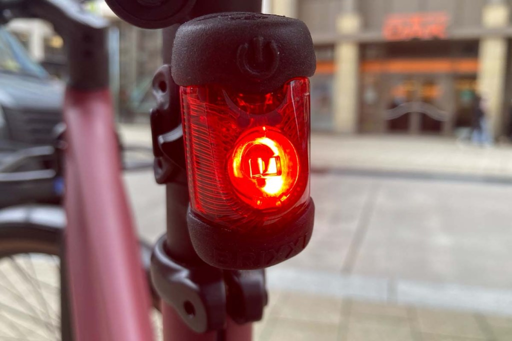 Nahaufnahme leuchtendes Fahrradrücklicht an einem Fahrrad