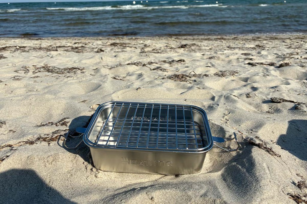 Kompakter Grill an einem STrand stehend