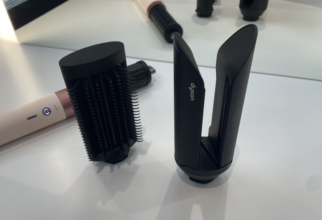 AirSmooth 2x-Aufsatz und Co-anda 2x-Bürste auf einem Tisch