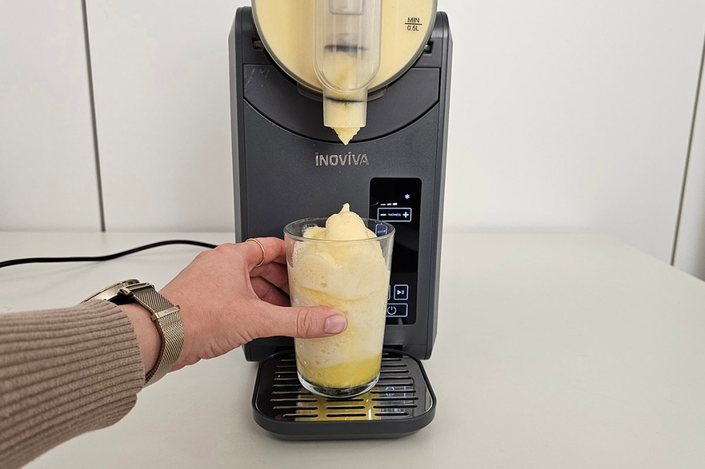 Slush fällt aus Maschine in Glas