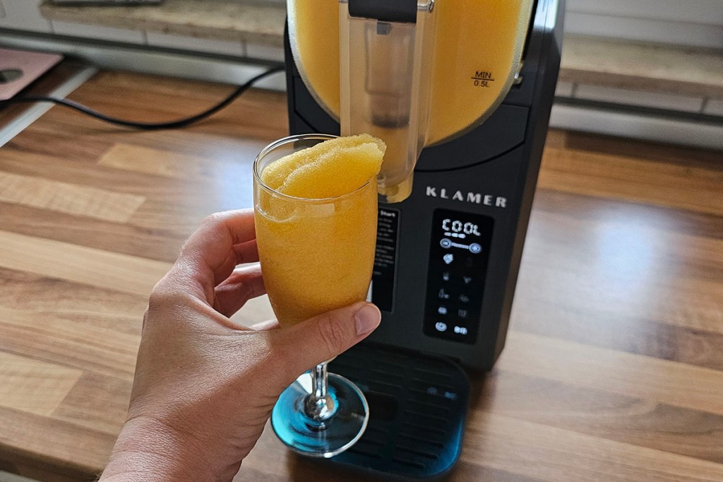 Slush in Glas vor Klamer Slush Maschine