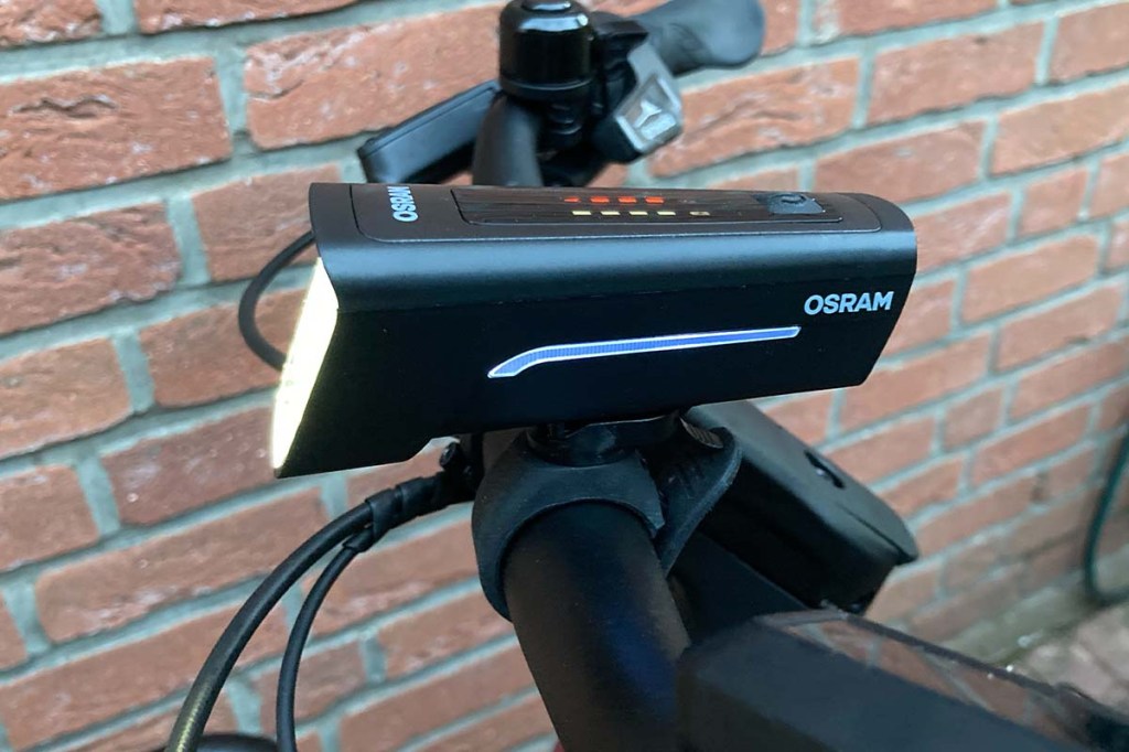 leuchtendes Frontlicht an einem Fahrradlenker