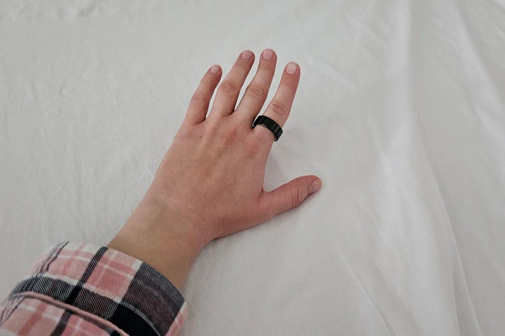 Smart Ring an Finger in Bett