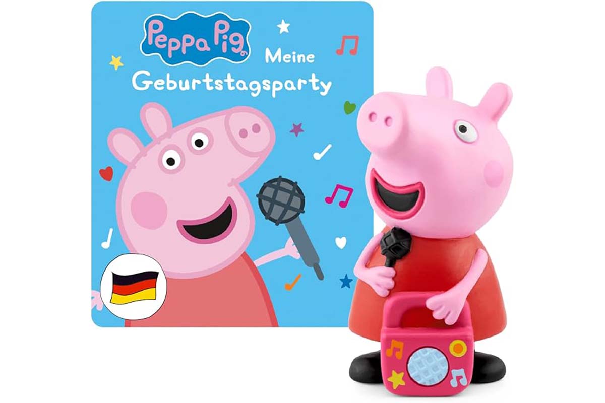 Peppa Wutz Figur mit Plakat im Hintergrund