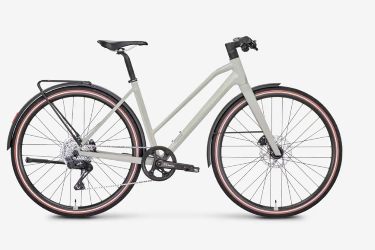 beigefahrbenes Fahrrad auf grauem Grund