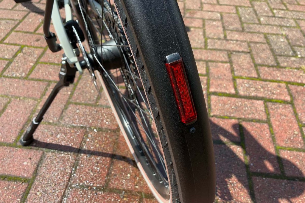 Nahaufnahme Rücklicht eines Fahrrads, das im Schutzblech eingelassen ist