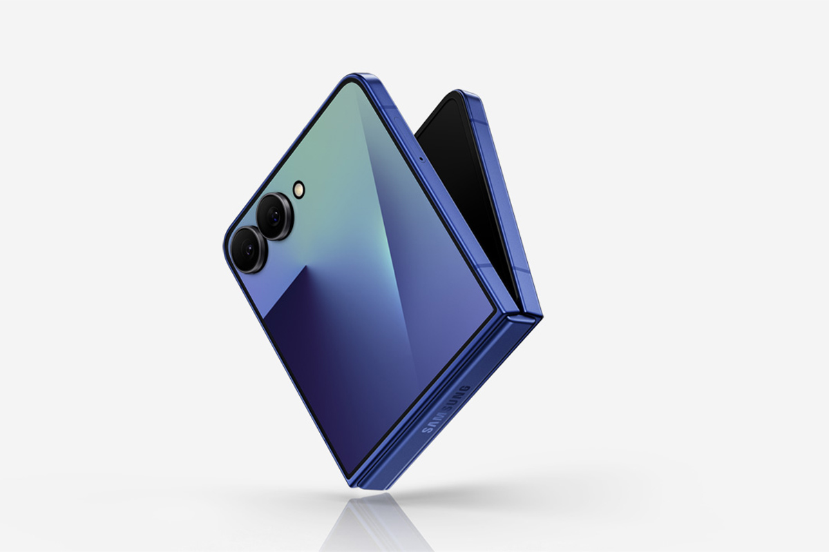 Produnkbild des Klapphandys Samsung Galaxy Z Flip7 vor weißem Hintergrund.