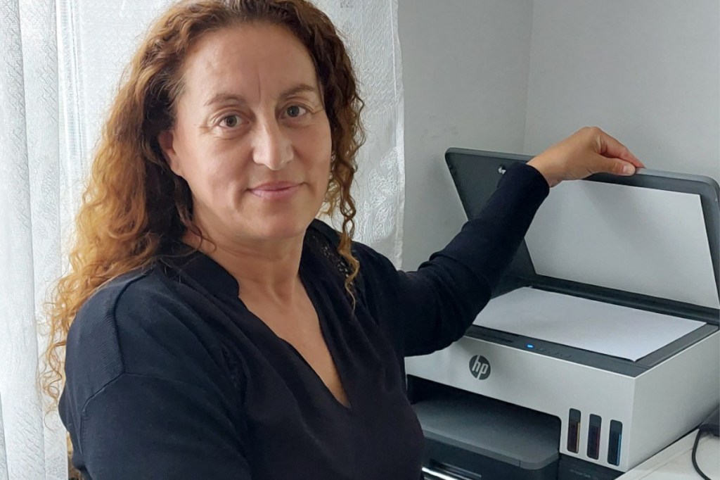 Selime Ilarslan mit dem HP Smart Tank 7005.