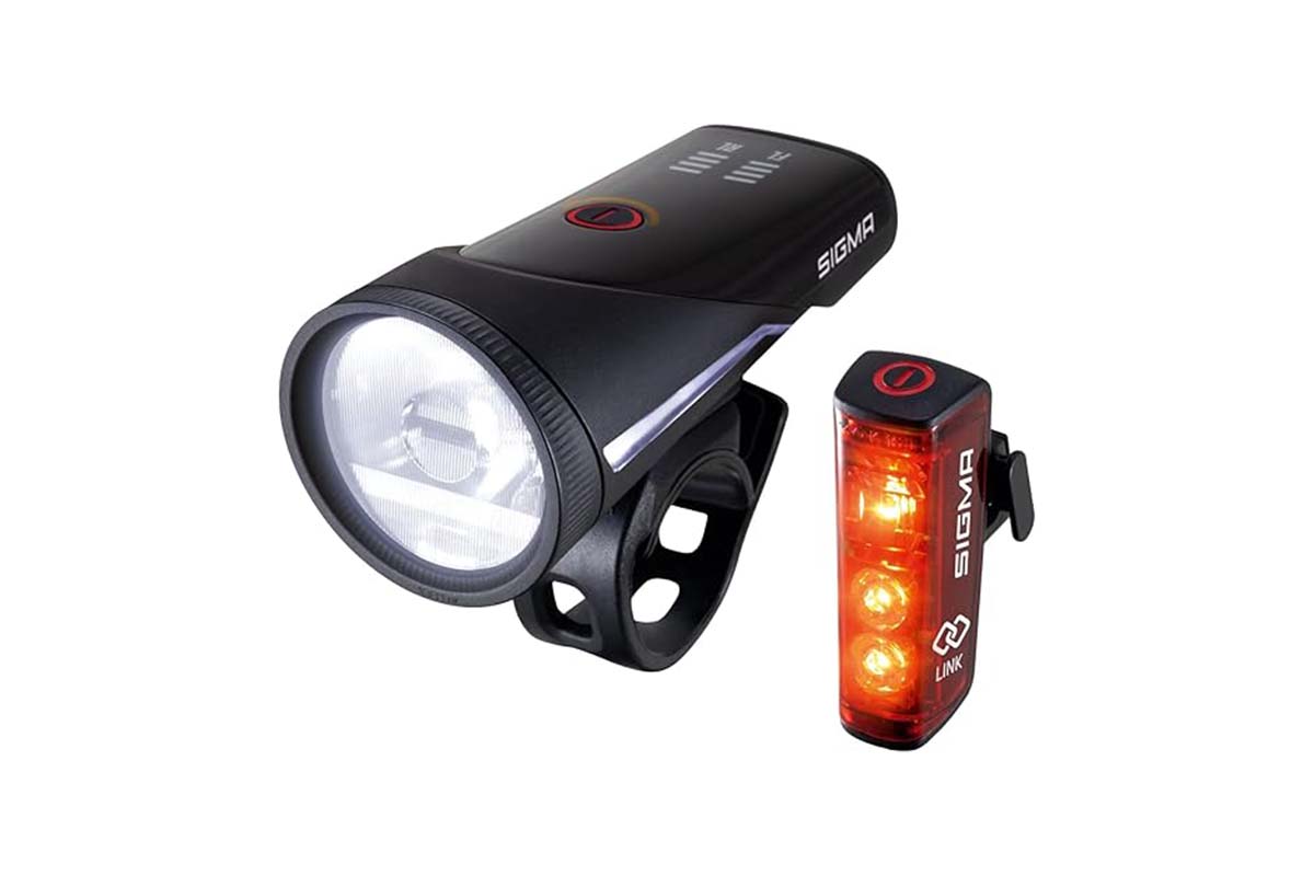 Fahrrad-Front- und Rücklicht auf weißem Grund