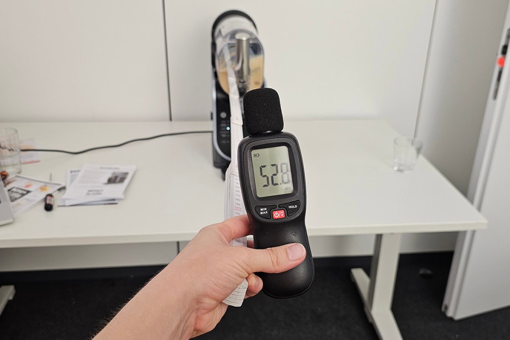 Lautstärkemessgerät vor Slush Maschine