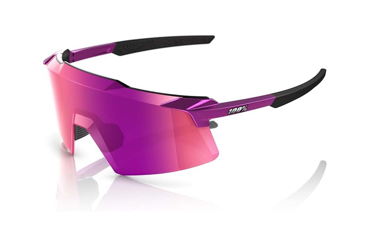 Sonnenbrille mit pink-violetten Gläsern auf weißem Grund