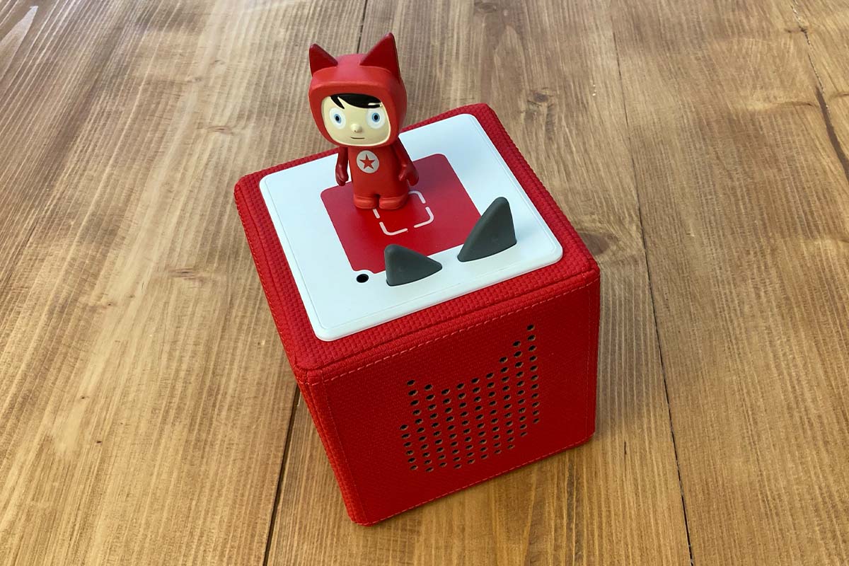 Toniebox auf einem Holztisch stehend