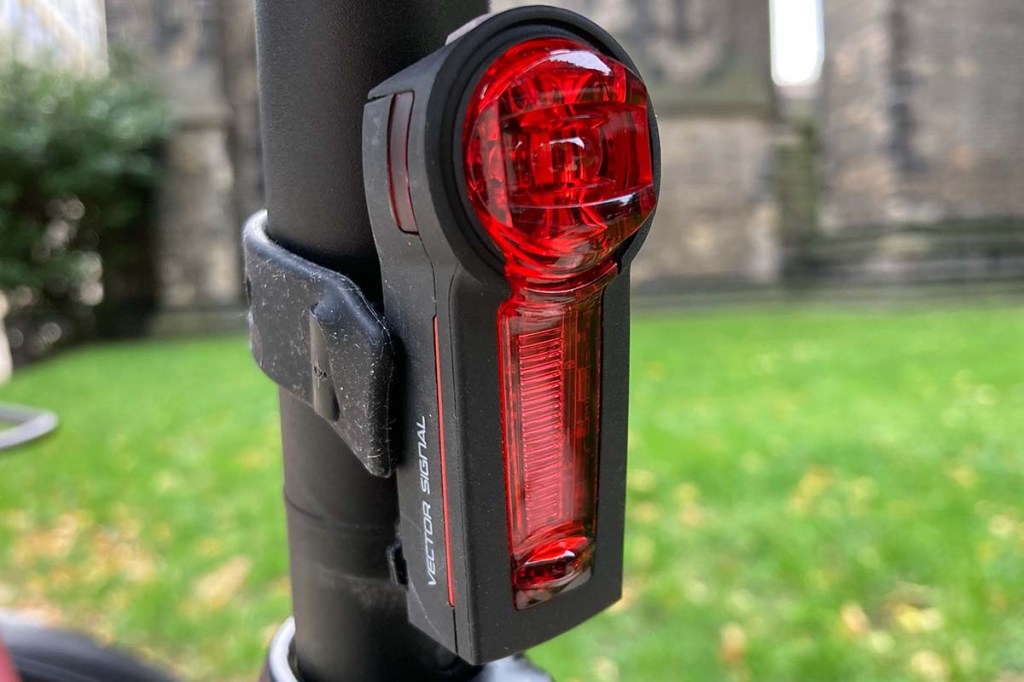 Rücklicht nah an einer Sattelstange geklemmt