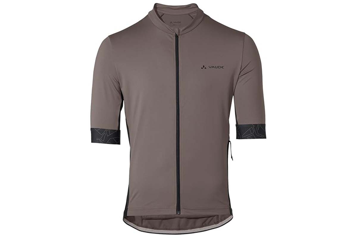 braunes Fahrradtrikot mit Reißverschluss auf weißem grund