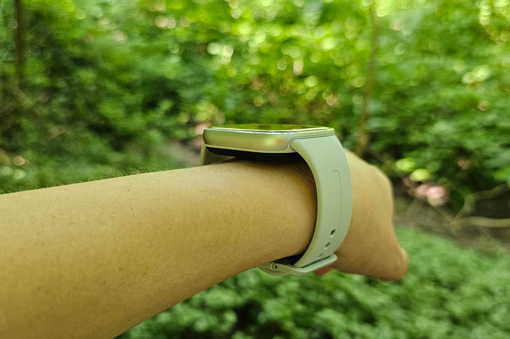 Redmi Watch 5 am Handgelenk in Wald