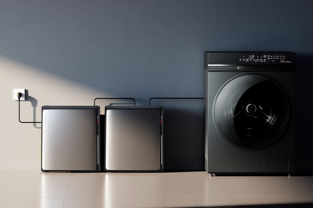 Zwei EcoFlow-Speicher neben einer Waschmaschine als Größenvergleich