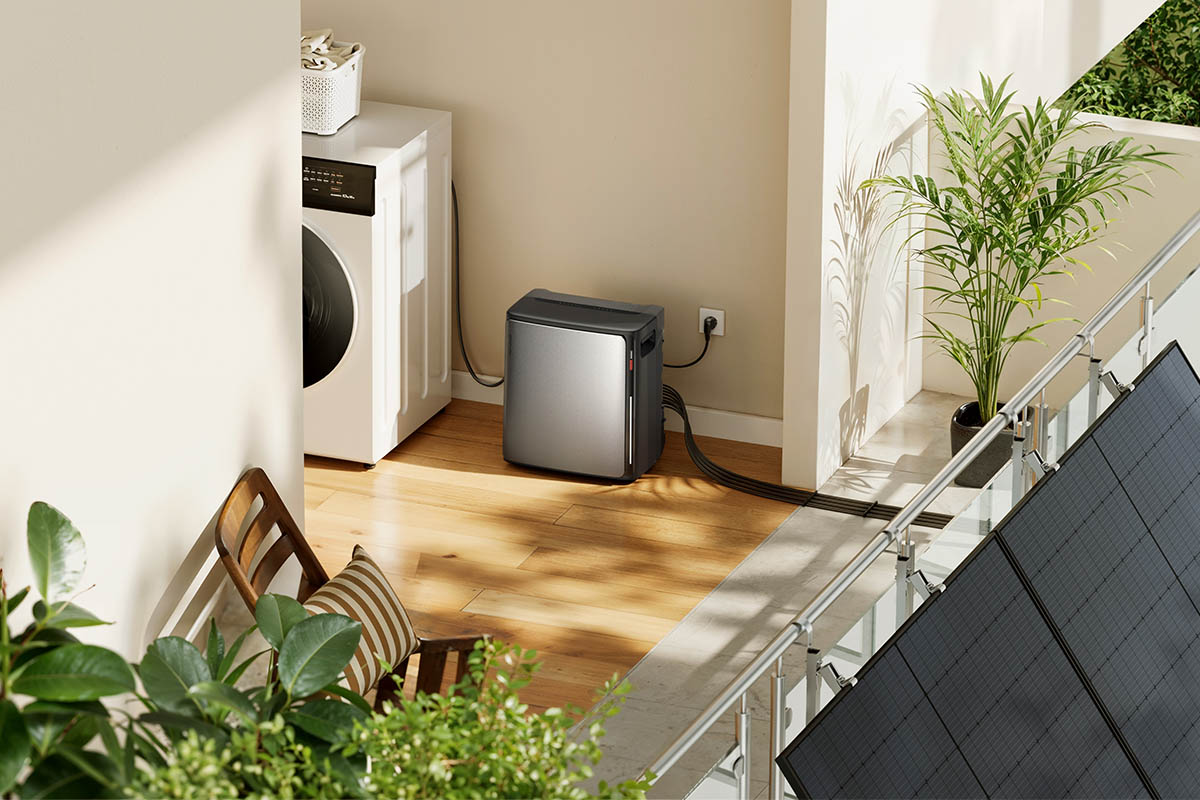 Ein Balkon mit Solarpanels, dahinter ein Zimmer mit Stream Ultra X als Speicher