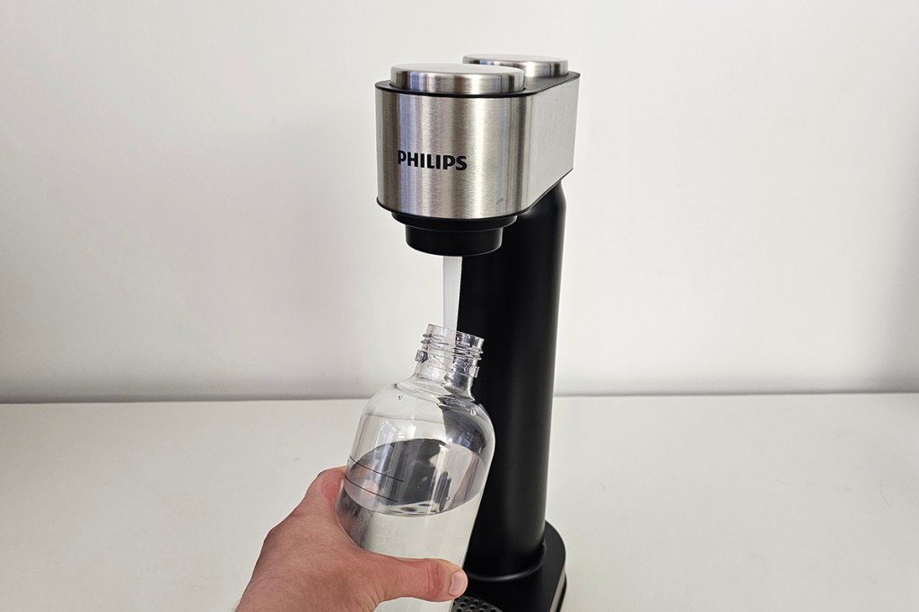 Flasche wird in Wassersprudler gesetzt