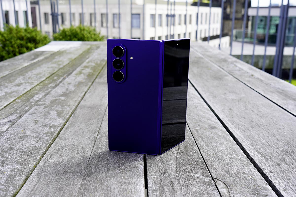 Das Samsung Galaxy Z Fold7 steht aufgeklappt auf einem Holztisch.