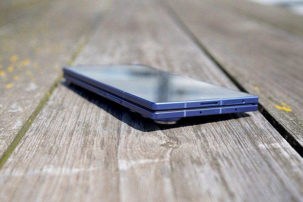 Das Samsung Galaxy Z Fold7 liegt auf einem Holztisch.
