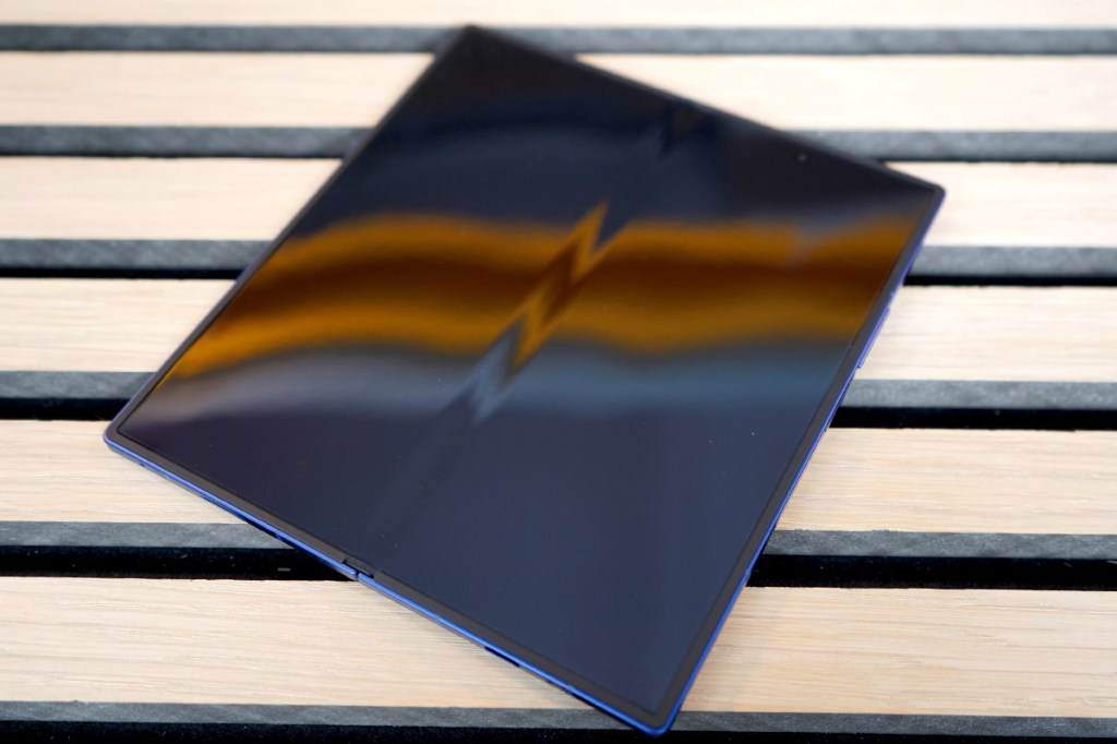 Das Samsung Galaxy Z Fold7 liegt aufgeklappt auf einer Holzfläche.